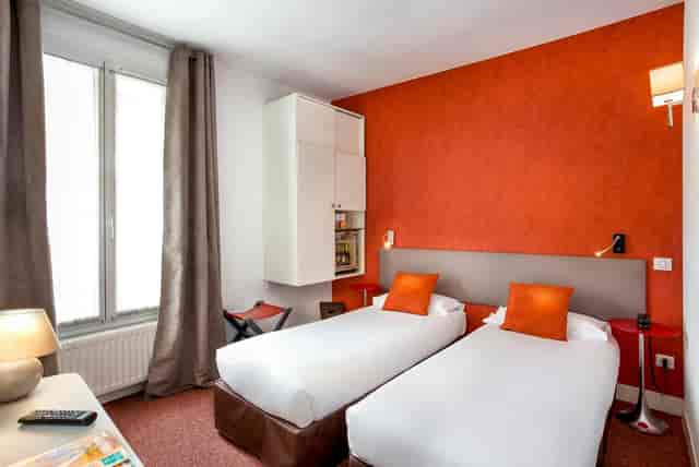 Twin hotel room for Porte de Versailles conference attendees.