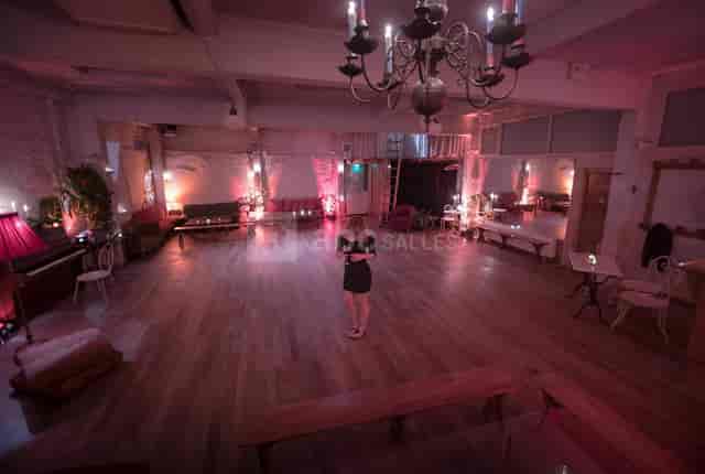 Industrial dance hall at Loft Lechapelais with ambient lighting for networking and receptions.