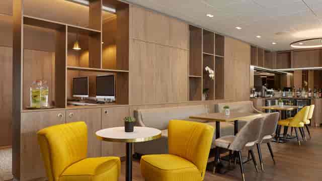 Modern Auteuil Tour Eiffel lounge for co-working and professional networking events.