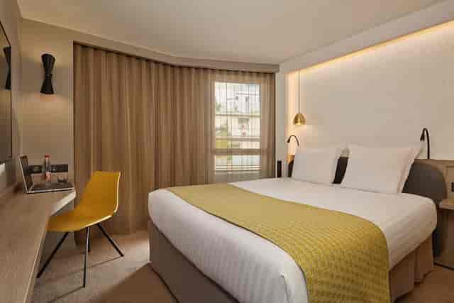 Modern Auteuil Tour Eiffel guest room with dedicated workspace for business travel.