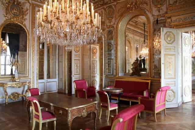 Regal Salons d’apparat board room for prestigious VIP receptions and historic event venues.