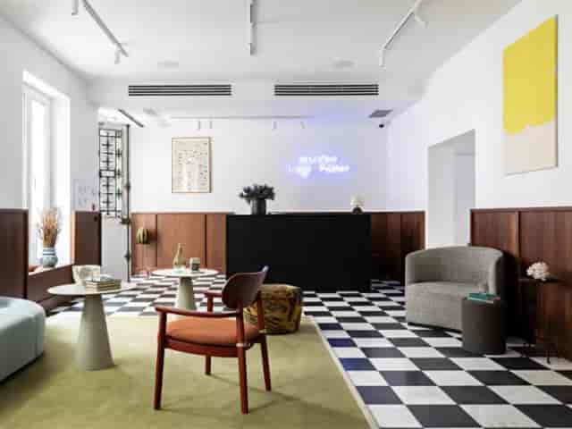 Metafore Salles Parisiennes: Stylish lounge for networking events and VIP registration.