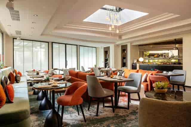 Hôtel Étoile Maillot garden breakout space for networking and corporate cocktail events.