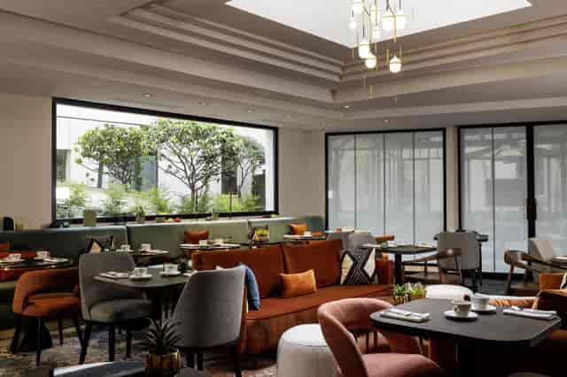 La Verrière lounge at Hôtel Étoile Maillot: luxury networking space for corporate event planning.