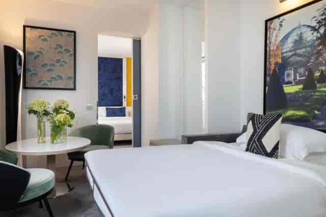 Premium suite at Hôtel Étoile Maillot with dedicated workspace for executive business travel.