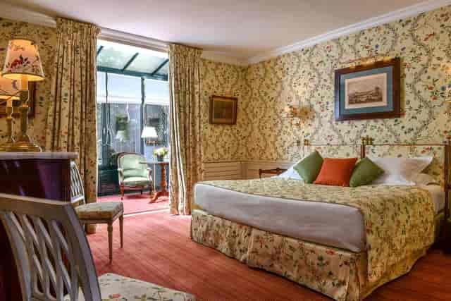 La Veranda hotel suite, conservatory seating, ideal for executive breakout sessions and meetings.