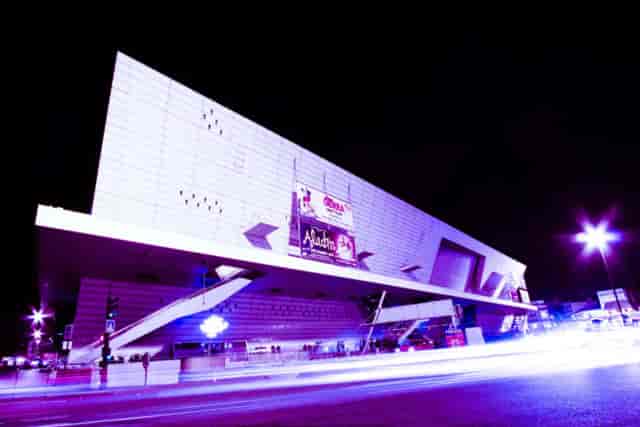 Modern Salons Maillot nightclub venue with angular architecture for trade shows and gala events.