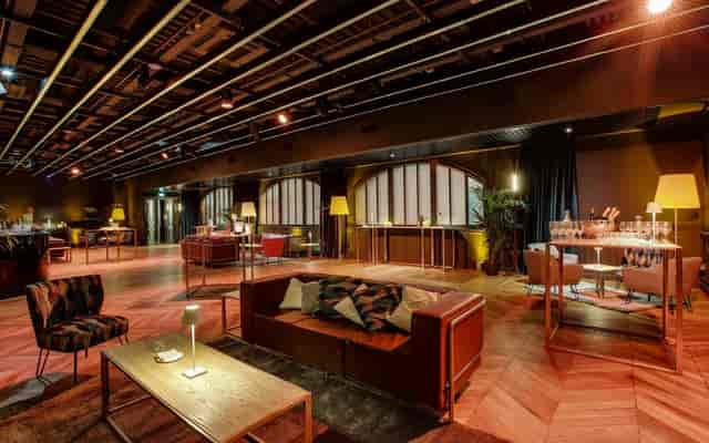 Paris Society lounge workstation with modular seating for corporate networking and business events.