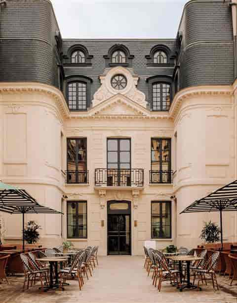 Luxury outdoor reception at Salon Lutèce Jardin des Plantes with branded umbrellas.