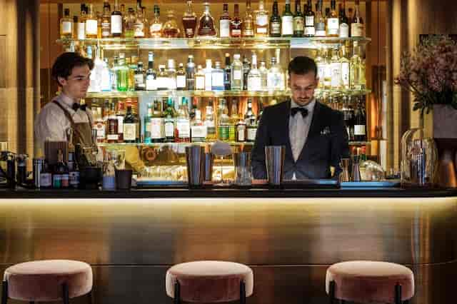Luxury bar at Pavillon Faubourg Saint-Germain for VIP receptions and networking soirées.