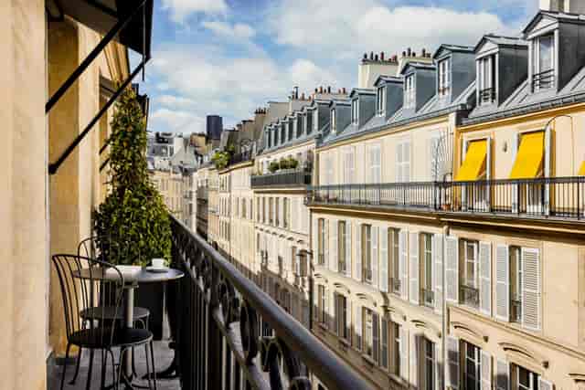 VIP breakout session in a luxury Pavillon Faubourg Saint-Germain gym with Parisian views.
