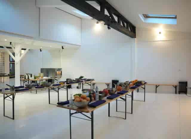 Industrial-chic culinary workshop space at Salle des Je T’aime for pop-up events and team building.