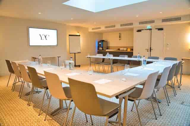 U-shape boardroom at Hotel YAC Paris Clichy, perfect for professional meetings and events.