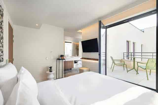 Premium hotel meeting room with natural light for executive events and private workshops.