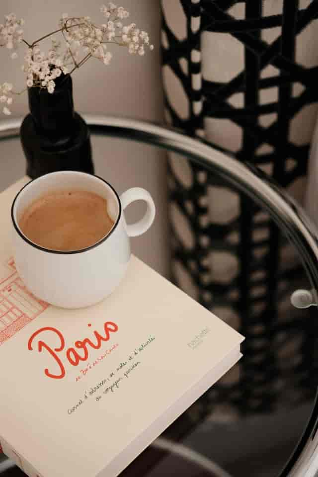 Quiet morning coffee at Hôtel Dalila coworking space for professional event planning.