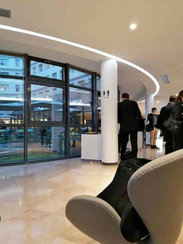 Paris Trocadéro convention foyer with bright windows, ideal for corporate events and networking.