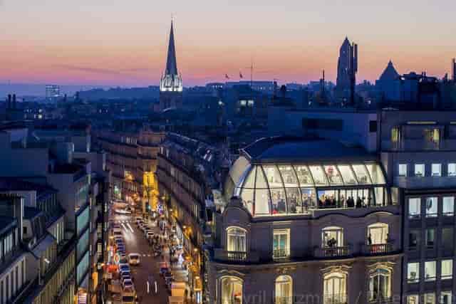 Rooftop Elysées venue with panoramic city views for exclusive evening receptions and networking.