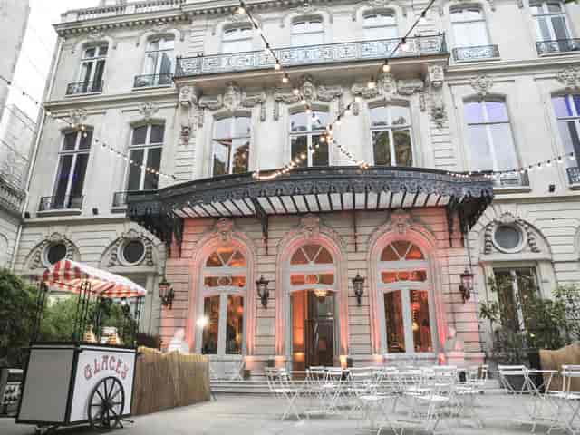 Salon Washington: Parisian venue for upscale cocktail receptions and outdoor dinner events.
