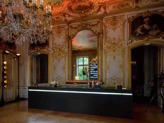 LED-lit bar in Hôtel Le Marois lobby, venue for modern corporate events and luxury galas.
