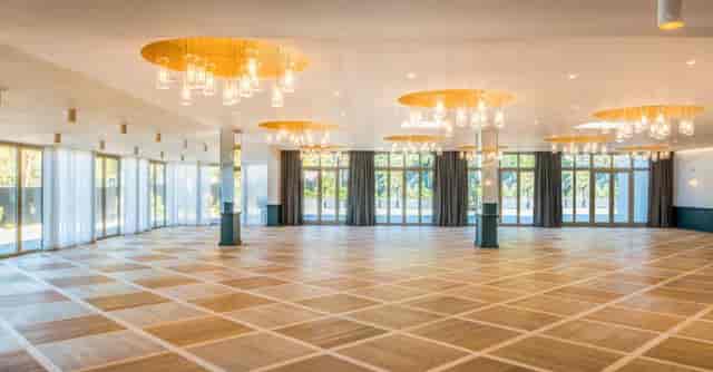 Pavillon des Princes: Modern high-capacity banquet hall for corporate gala events.