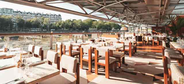 BAR AU RDC river-cruise venue with scenic views for corporate dinners and incentive events.