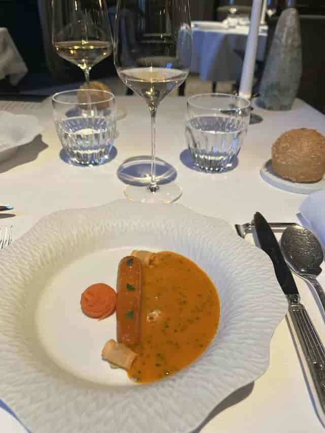 Sophisticated gala dinner service with avant-garde charger at Salon Gabriel, Le Gabriel.