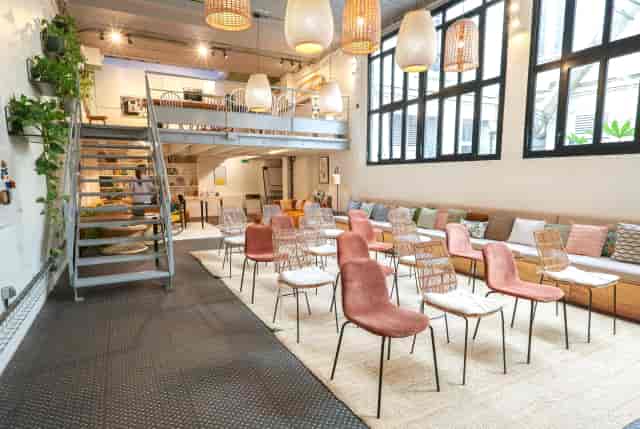 Keeze workshop space with biophilic design for creative corporate events and team meetings.