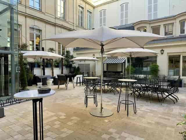 Couvent Ramée courtyard: versatile open-air venue for intimate networking and corporate events.