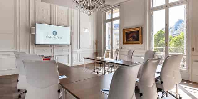 High-end boardroom in Monceau Rio with Parisian architecture for executive meetings.