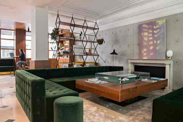Hôtel Parister breakout area with modular seating for professional networking and event planning.