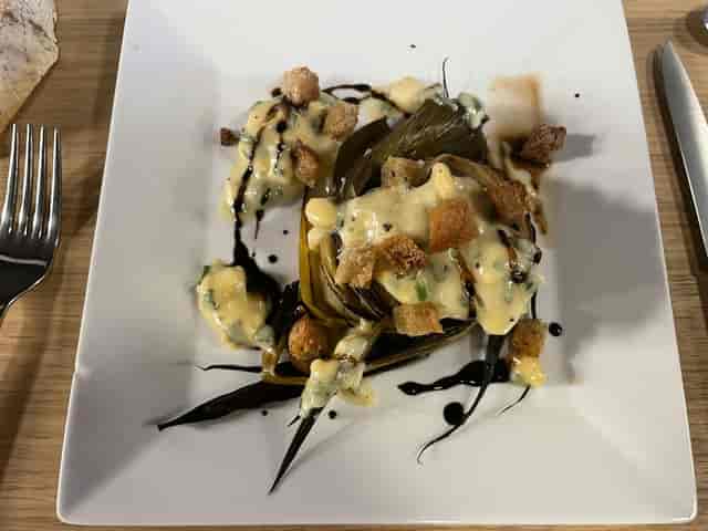 Unappetizing appetizer at 3e Cercle gallery banquet; professional catering review.