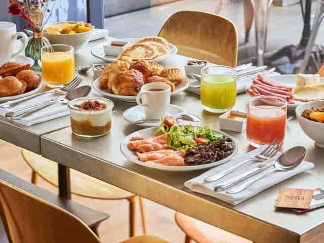 Executive breakfast setup at Salle Boutet, Hôtel Paris Bastille: continental corporate catering.