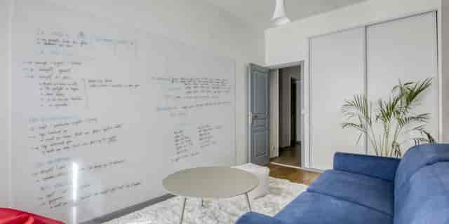Modern breakout room with whiteboards and lounge seating for corporate workshops and team meetings.