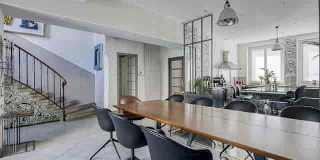 Multifunctional break-out space in Augusterie for workshops and boutique board meetings.