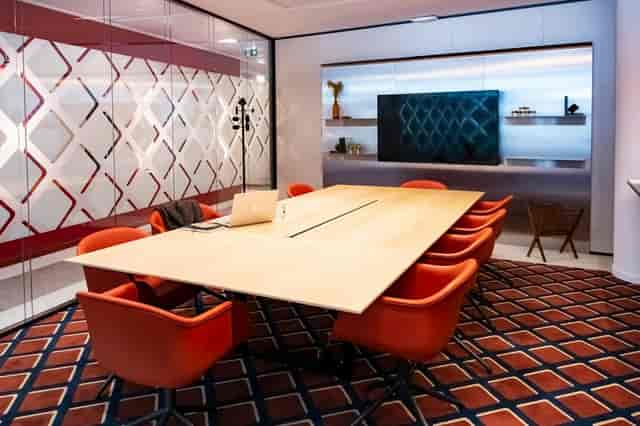 Modern boardroom at Wellio Lyon Part-Dieu with 10-seat ergonomic setup for executive meetings.