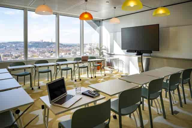 Modern auditorium with panoramic views, ideal for professional workshops and training sessions.