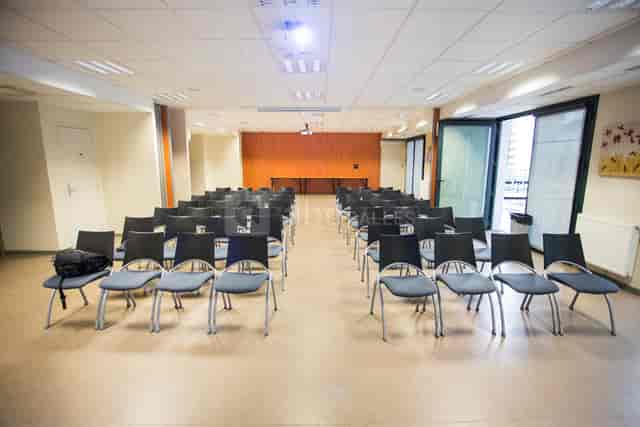 Theater-style seating in a bright, minimalist event space at Espaces Part-Dieu for workshops.