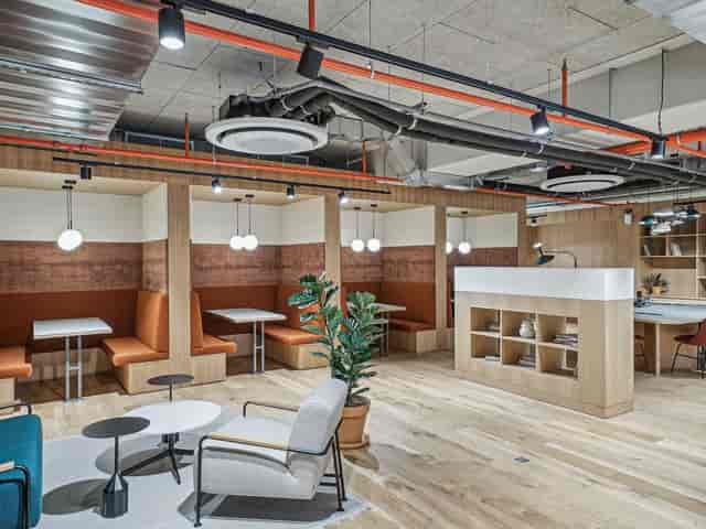 Modern breakout space at PLATEAU 2 for professional meetings and collaborative coworking.