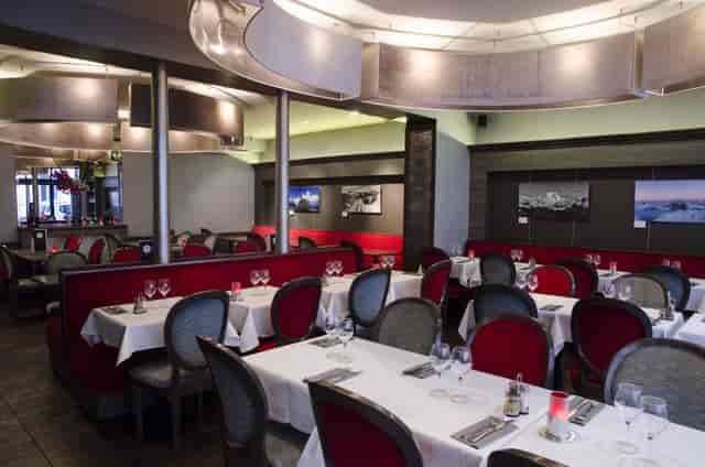Elegant dining space in Le Marly for intimate meetings and events.