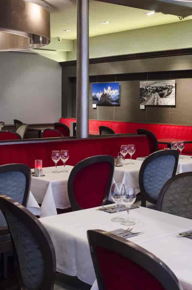 Elegant restaurant setting in Le Marly for intimate meetings and private events.