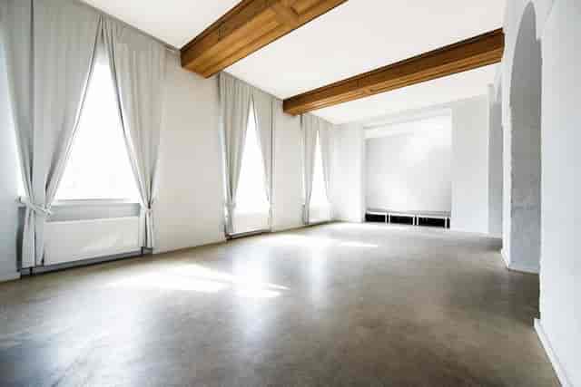 Bright Glasvoll Düsseldorf event space, minimalist blank-canvas venue for workshops and yoga.