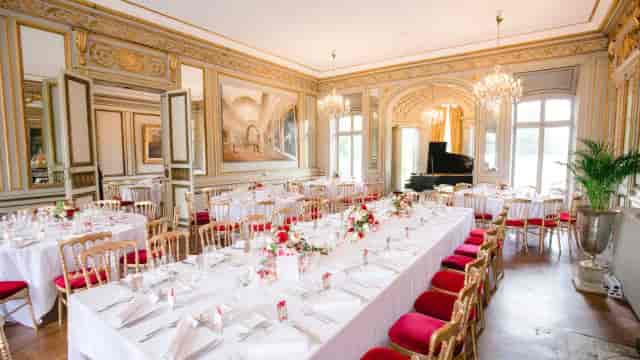 Luxury ballroom banquet setup at Glasvoll Düsseldorf for gala or wedding events.