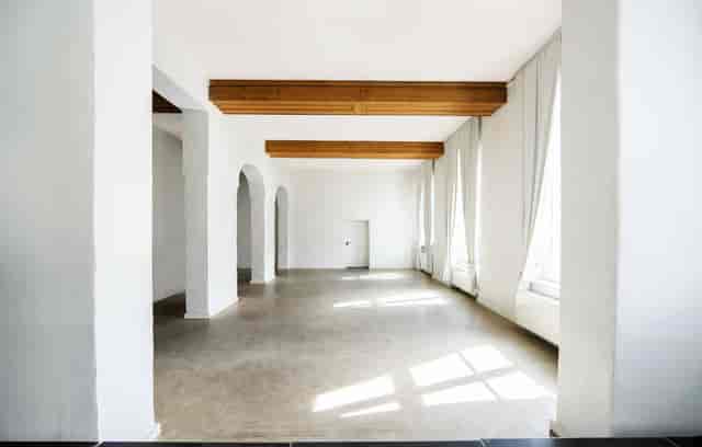 Modern event space in Düsseldorf: bright, high-ceilinged venue for corporate and social events.