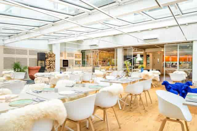 Upscale Glasvoll Düsseldorf conservatory venue for corporate dinners and networking events.