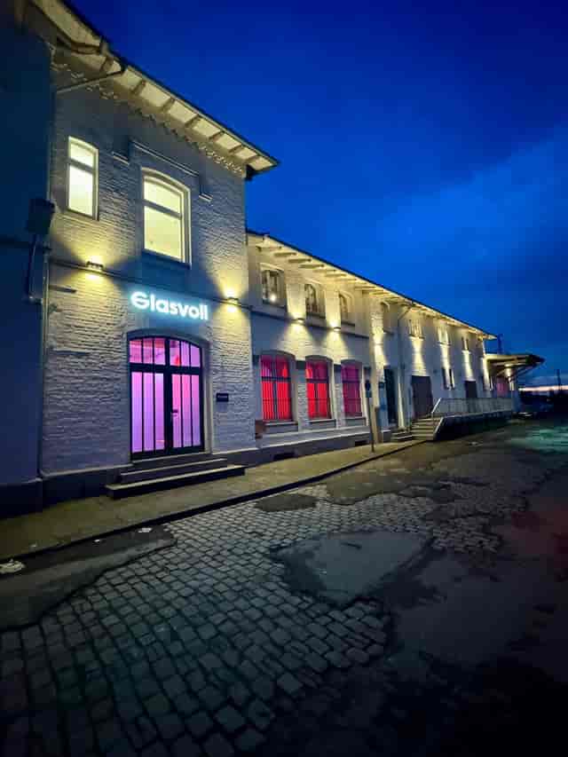 Industrial event venue in Düsseldorf with architectural lighting, ideal for receptions and launches.