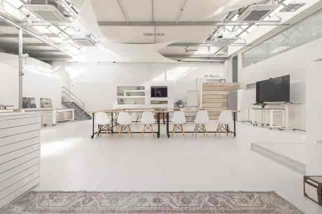 Industrial WhiteLoft Düsseldorf event venue for creative workshops and collaborative sessions.