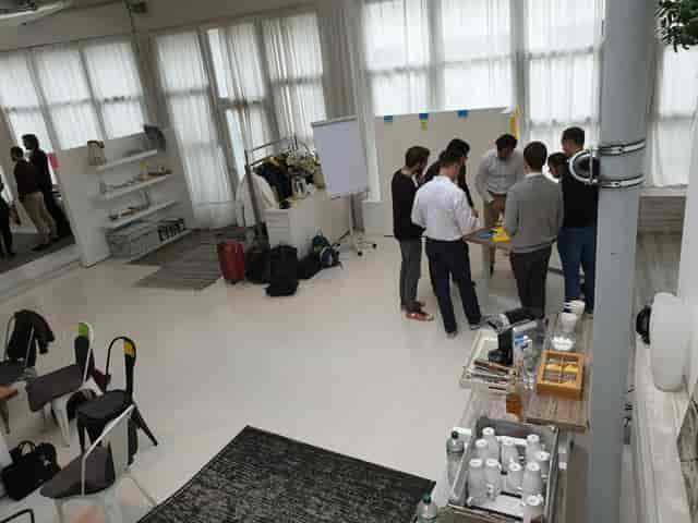 Minimalist WhiteLoft Düsseldorf breakout session with coffee, ideal for workshops and events.