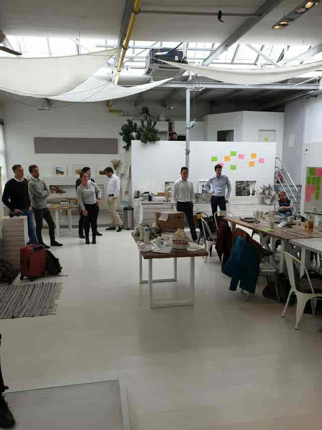Creative workshop space at WhiteLoft Düsseldorf with collaborative brainstorming areas.