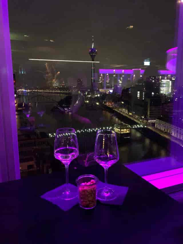 Skylounge rooftop venue in Düsseldorf, ideal for VIP networking events and evening receptions.