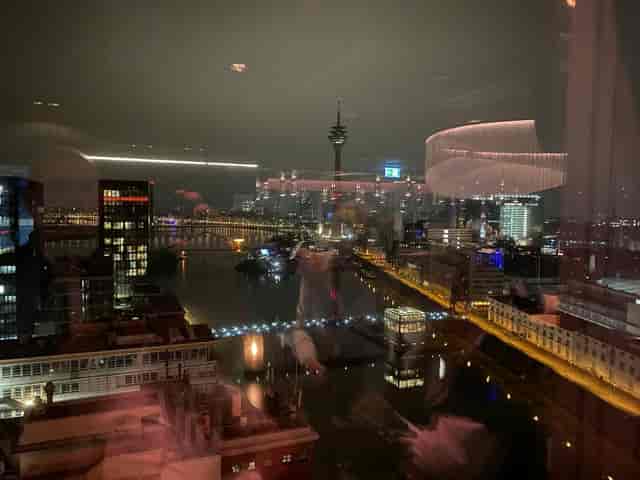 Executive Boardroom in The View Düsseldorf: premium rooftop venue for corporate evening receptions.